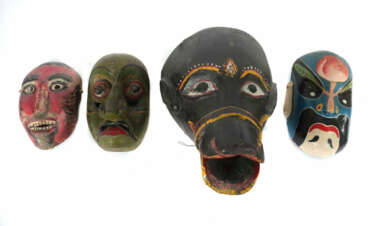 Vier farbig bemalte Masken 20. Jh., 1x Papiermaché-Maske Japan, Männer…