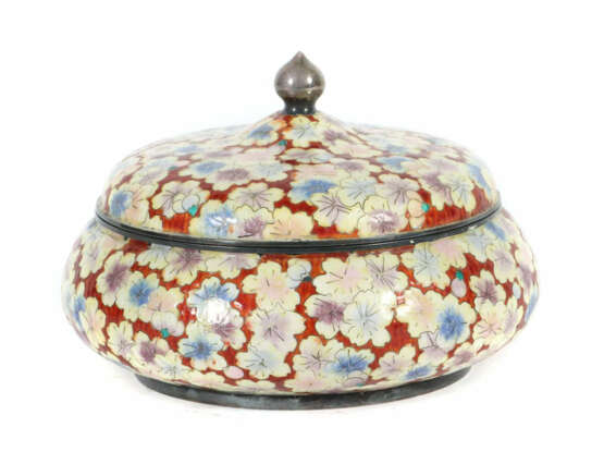 Deckeldose Korea, 20. Jh., Silber 98%, ca. 530 g, runder Standring, ge… - photo 1 Deckeldose Korea, 20. Jh., Silber 98%, ca. 530 g, runder Standring, ge… - photo 1