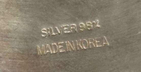 Deckeldose Korea, 20. Jh., Silber 98%, ca. 530 g, runder Standring, ge… - photo 3 Deckeldose Korea, 20. Jh., Silber 98%, ca. 530 g, runder Standring, ge… - photo 3