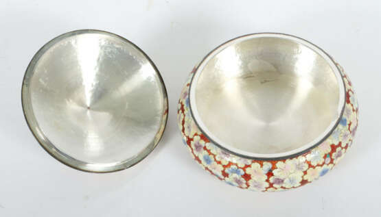 Deckeldose Korea, 20. Jh., Silber 98%, ca. 530 g, runder Standring, ge… - photo 4 Deckeldose Korea, 20. Jh., Silber 98%, ca. 530 g, runder Standring, ge… - photo 4