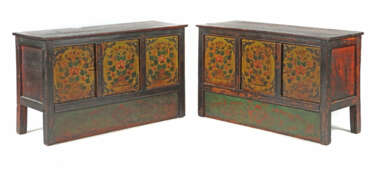Zwei Truhen mit Schranktüren Nepal, Holz farbig bemalt, Stollenbauweis…