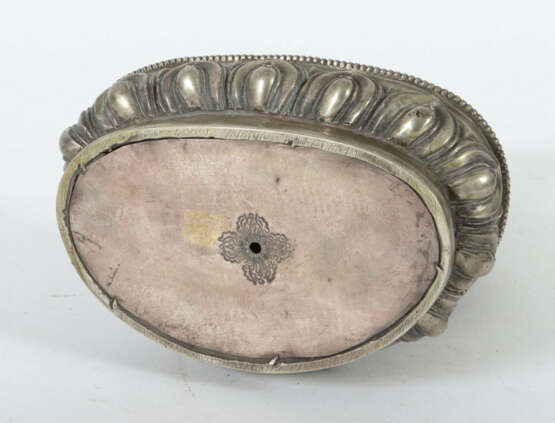 Medizinbuddha ''Bhaisajyaguru'' Nepal, Mitte 20. Jh., Metall, versilbe… - photo 3