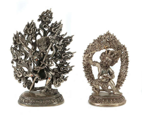 2 Miniaturen Nepal, Mitte 20. Jh., Silber, säuregeprüft, ca. 470g, bes… - фото 1 2 Miniaturen Nepal, Mitte 20. Jh., Silber, säuregeprüft, ca. 470g, bes… - фото 1