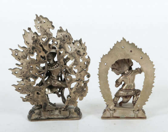 2 Miniaturen Nepal, Mitte 20. Jh., Silber, säuregeprüft, ca. 470g, bes… - фото 2 2 Miniaturen Nepal, Mitte 20. Jh., Silber, säuregeprüft, ca. 470g, bes… - фото 2