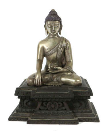 Buddha Bhumisparsha Nepal, Mitte 20. Jh., wohl Silber, auf beschnitzte… - фото 1