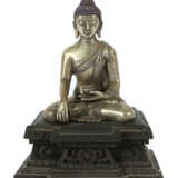 Buddha Bhumisparsha Nepal, Mitte 20. Jh., wohl Silber, auf beschnitzte… - фото 1