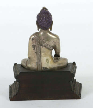 Buddha Bhumisparsha Nepal, Mitte 20. Jh., wohl Silber, auf beschnitzte… - фото 2