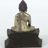 Buddha Bhumisparsha Nepal, Mitte 20. Jh., wohl Silber, auf beschnitzte… - фото 2