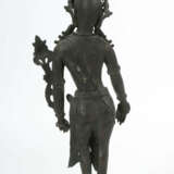 Stehender Bodhisattva Nepal, um 1700, Padmapani Lokeshvara, Bronze, zw… - photo 2