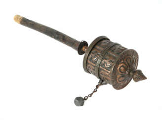 Gebetsmühle Tibet, wohl um 1900, geprägtes Kupferblech auf Holzstab, B…