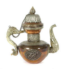 Teekanne Tibet, 20. Jh., Kupfer, getrieben, innen verzinnt, außen die …