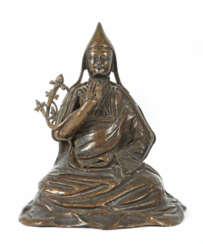 Lama Tibet, ca. 17. Jh., Bronze, auf einem felsenartigen Terrainsockel…