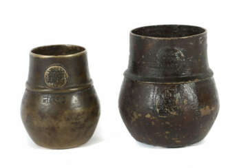 2 Messbecher Nepal/Tibet, 18./19. Jh., Bronze, patiniert, Gefäße für M…