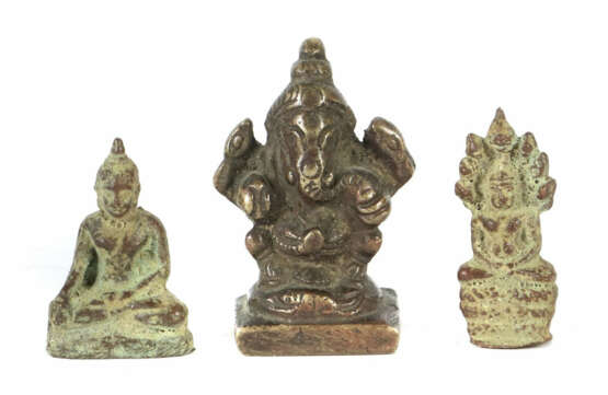 Konvolut 3 Miniaturen Nepal u. Thailand 19./20. Jh., Bronze, bestehend… - photo 1 Konvolut 3 Miniaturen Nepal u. Thailand 19./20. Jh., Bronze, bestehend… - photo 1