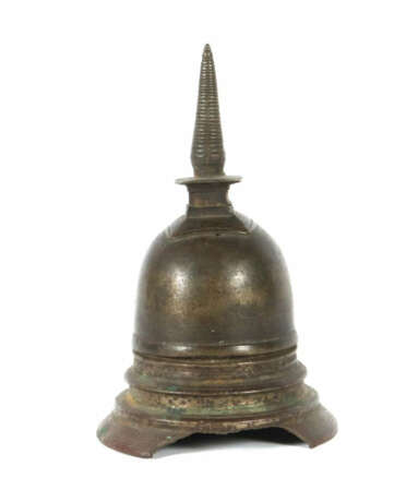 Kleine Stupa Nepal/Tibet, 17./18. Jh., Bronze, patiniert, zweiteilig g… - photo 1 Kleine Stupa Nepal/Tibet, 17./18. Jh., Bronze, patiniert, zweiteilig g… - photo 1