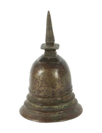 Kleine Stupa Nepal/Tibet, 17./18. Jh., Bronze, patiniert, zweiteilig g… - photo 2 Kleine Stupa Nepal/Tibet, 17./18. Jh., Bronze, patiniert, zweiteilig g… - photo 2
