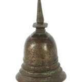 Kleine Stupa Nepal/Tibet, 17./18. Jh., Bronze, patiniert, zweiteilig g… - photo 2