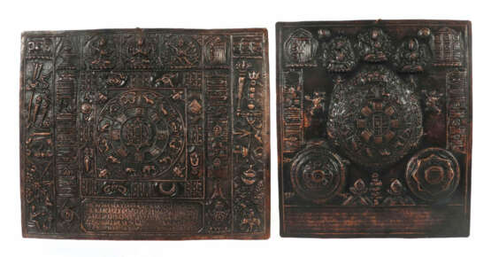 2 Kupfertafeln als Kalender Indien, Mitte 20. Jh., Kupfer, geprägt, je… - photo 1 2 Kupfertafeln als Kalender Indien, Mitte 20. Jh., Kupfer, geprägt, je… - photo 1