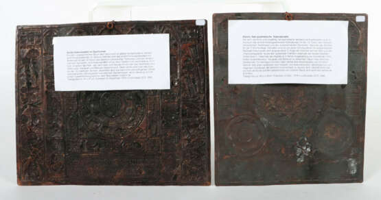 2 Kupfertafeln als Kalender Indien, Mitte 20. Jh., Kupfer, geprägt, je… - photo 2 2 Kupfertafeln als Kalender Indien, Mitte 20. Jh., Kupfer, geprägt, je… - photo 2