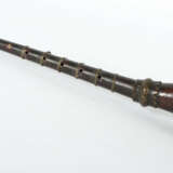Schalmei ''Gyaling'' Tibet, 18./19. Jh., Holz mit Bronzebeschlag und M… - photo 2