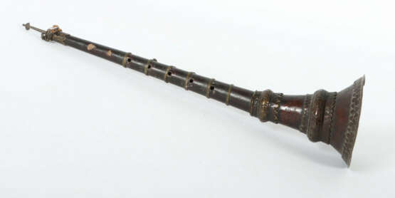 Schalmei ''Gyaling'' Tibet, 18./19. Jh., Holz mit Bronzebeschlag und M… - photo 2