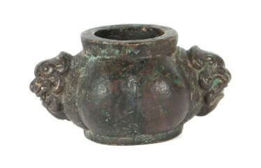 Räucherstäbchenfuß Sinotibetisch, wohl 19. Jh., Bronze, kleines, hohle…