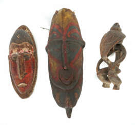 Figur und zwei Masken Papua-Neuguinea/Ozeanien, Holz geschnitzt, stehe…