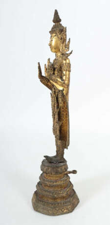Stehender Buddha in Abhayamudra Thailand, 19. Jh., Bronze, blattvergol… - фото 2 Stehender Buddha in Abhayamudra Thailand, 19. Jh., Bronze, blattvergol… - фото 2