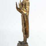 Stehender Buddha in Abhayamudra Thailand, 19. Jh., Bronze, blattvergol… - фото 2