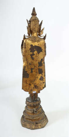 Stehender Buddha in Abhayamudra Thailand, 19. Jh., Bronze, blattvergol… - фото 3 Stehender Buddha in Abhayamudra Thailand, 19. Jh., Bronze, blattvergol… - фото 3