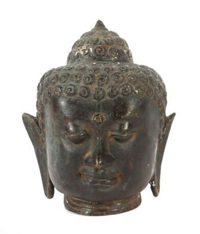 Buddhakopf Thailand, 17./18. Jh., Bronze, als Fragment, lächelnd, den … - photo 1 Buddhakopf Thailand, 17./18. Jh., Bronze, als Fragment, lächelnd, den … - photo 1