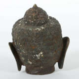 Buddhakopf Thailand, 17./18. Jh., Bronze, als Fragment, lächelnd, den … - photo 2
