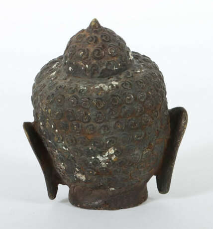Buddhakopf Thailand, 17./18. Jh., Bronze, als Fragment, lächelnd, den … - photo 2 Buddhakopf Thailand, 17./18. Jh., Bronze, als Fragment, lächelnd, den … - photo 2