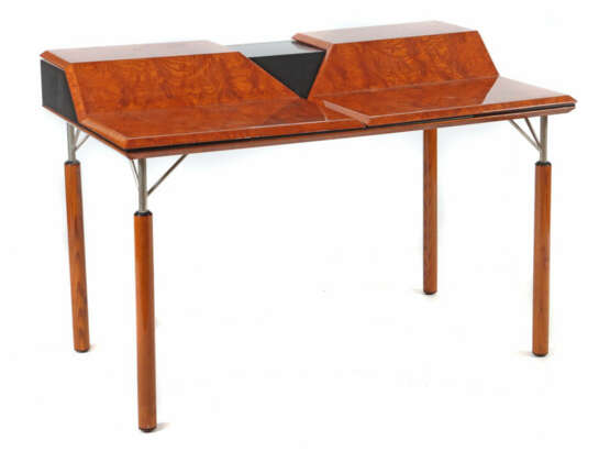 Schreibtisch mit verschiebbaren Abdeckplatten wohl Italien, 1980er Jah… - фото 1 Schreibtisch mit verschiebbaren Abdeckplatten wohl Italien, 1980er Jah… - фото 1