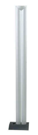 Medenbach, Jürgen Schweiz, Deckenfluter-Stehleuchte ''Stele'' für Belu… - Foto 1 Medenbach, Jürgen Schweiz, Deckenfluter-Stehleuchte ''Stele'' für Belu… - Foto 1