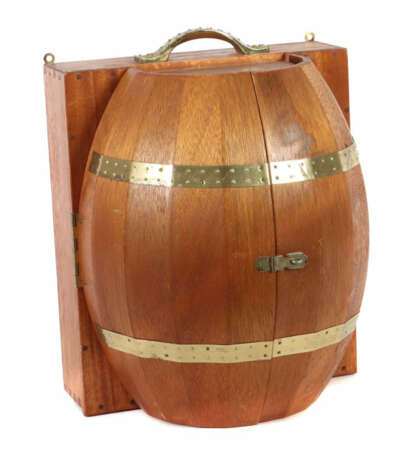 Wandschrank-Bar als Whisky-Fass um 1970, kastenförmiger Holzkorpus mit… - photo 1 Wandschrank-Bar als Whisky-Fass um 1970, kastenförmiger Holzkorpus mit… - photo 1