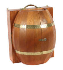 Wandschrank-Bar als Whisky-Fass um 1970, kastenförmiger Holzkorpus mit…