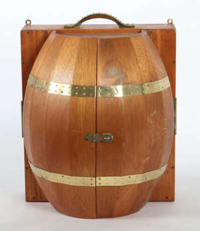 Wandschrank-Bar als Whisky-Fass um 1970, kastenförmiger Holzkorpus mit… - photo 2 Wandschrank-Bar als Whisky-Fass um 1970, kastenförmiger Holzkorpus mit… - photo 2