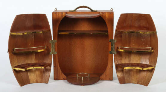 Wandschrank-Bar als Whisky-Fass um 1970, kastenförmiger Holzkorpus mit… - photo 3 Wandschrank-Bar als Whisky-Fass um 1970, kastenförmiger Holzkorpus mit… - photo 3