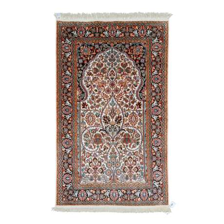 Orientteppich aus Kaschmirseide. 20. Jahrhundert, 156x95 cm. - photo 1