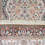 Orientteppich aus Kaschmirseide. 20. Jahrhundert, 156x95 cm. - photo 3