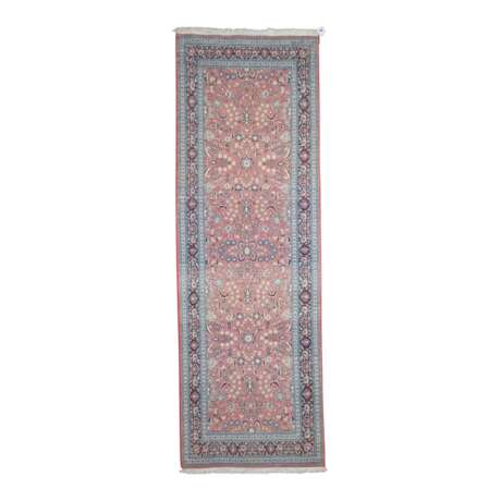 Orientteppich aus Kaschmirseide. 20. Jahrhundert, 270x93 cm. - photo 2