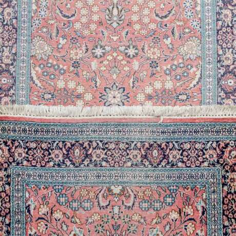 Orientteppich aus Kaschmirseide. 20. Jahrhundert, 270x93 cm. - Foto 3