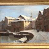 Vigano, G. "Verschneite Stadtansicht mit Kirchturm und Personen", Öl/ Lw., sign. u.r., Lw. mit kl. Rissen, 50x59 cm, Rahmen - фото 1