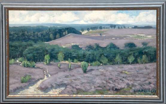 Wessel, Erich (1906 Hamburg-1985 ebenda) "Blühende Heidelandschaft", Öl/ Hartfaser, sign. u.r. und dat. ´74, 29x49 cm, Rahmen (( E.Wessel war ein Hamburger Landschafts- und Porträtmaler, der auch Stilleben, Akt… - photo 1 Wessel, Erich (1906 Hamburg-1985 ebenda) "Blühende Heidelandschaft", Öl/ Hartfaser, sign. u.r. und dat. ´74, 29x49 cm, Rahmen (( E.Wessel war ein Hamburger Landschafts- und Porträtmaler, der auch Stilleben, Akt… - photo 1