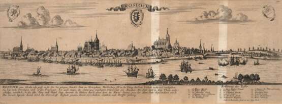 Karte "Gesamtansicht der Stadt Rostock über die Warnow", Kupferstich, G. Bodenehr, mit 3 Wappen und Legende, o.r. Nr. 140, Blatt gebräunt, 18x49 cm, im Passepartout hinter Glas und Rahmen - Foto 1 Karte "Gesamtansicht der Stadt Rostock über die Warnow", Kupferstich, G. Bodenehr, mit 3 Wappen und Legende, o.r. Nr. 140, Blatt gebräunt, 18x49 cm, im Passepartout hinter Glas und Rahmen - Foto 1