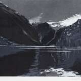 Werkmeister, Wolfgang (1941 Berlin) "Fjordlandschaft", Radierung, sign. u.r. und dat. ´83, 19x39 cm, hinter Glas und Rahmen - photo 1