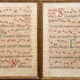 2 kolorierte, beidseitig bedruckte Notenblätter auf Pergament um 1500, Altersspuren, an den Rändern knickfaltig, je 60x36,5 cm, hinter Glas und Rahmen - photo 1