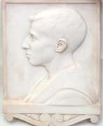 Скульптуры. Relief &quot;Seitliches Porträt eines jungen unbekannten Mannes&quot;, Marmor im Stil des Klassizismus, monogr. &quot;FZ&quot;, 5x45,5x32,5 cm
