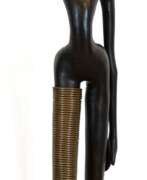 Скульптуры. Große Bronze-Figur nach Karl Hagenauer (1898-1956) &quot;Afrikanische Wasserträgerin- Ndebele-Frau&quot;, wohl für Rena Rosenthal, Messing z.T. dunkel patiniert, auf runder Plinthe, H. 168 cm